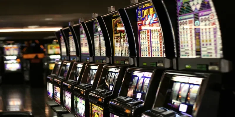 Các nguy cơ và thách thức khi chơi Slot Machine